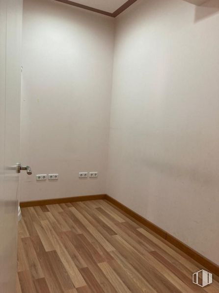 Retail for rent at Zona Colonia Cortijo San Isidro, Aranjuez, Madrid, 28300 with door, wood, fixture, flooring, floor, wood stain, building, laminate flooring, beige and tints and shades around