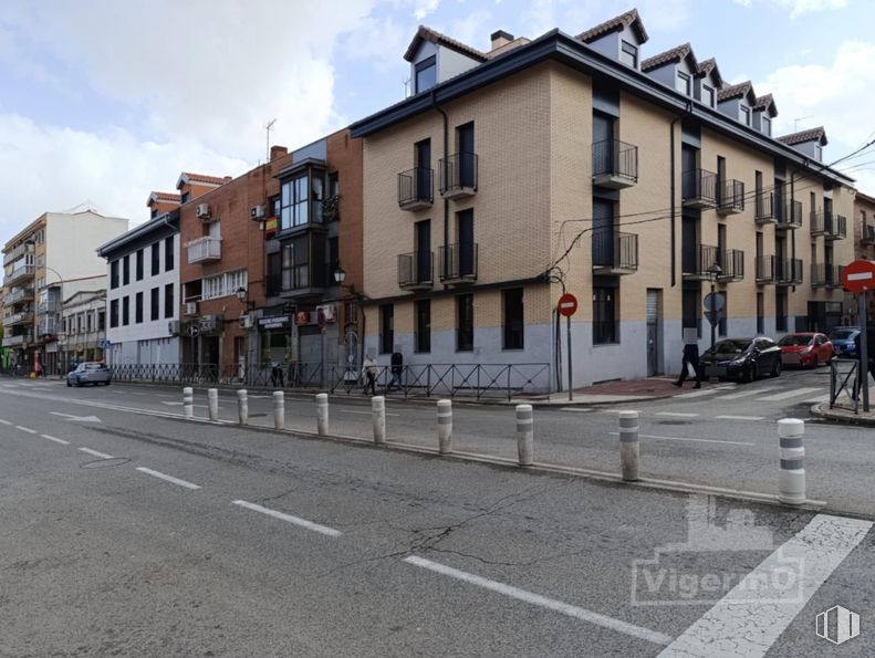 Local en venta en Avenida Constitución, 66, Torrejón de Ardoz, Madrid, 28850 con edificio, nube, cielo, ventana, infraestructura, superficie de la carretera, asfalto, coche, rueda y diseño urbano alrededor