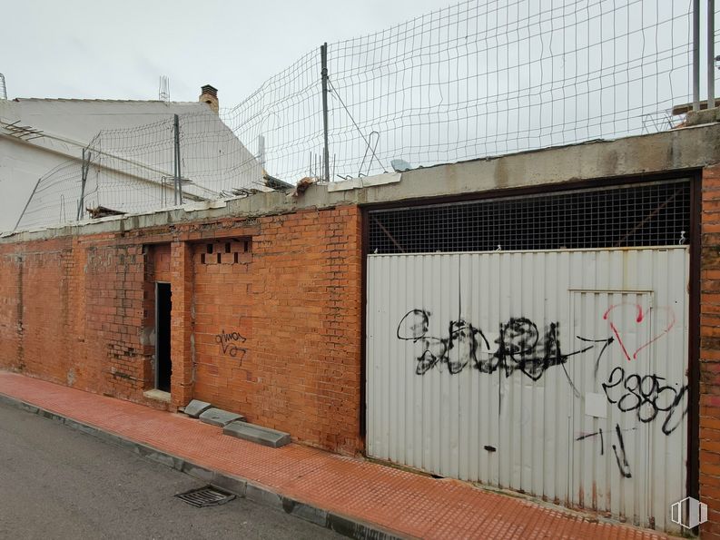 Retail for sale at Calle Carreteros, 9, Loeches, Madrid, 28890 with door, wood, asphalt, sky, road surface, tree, brickwork, brick, facade and art around