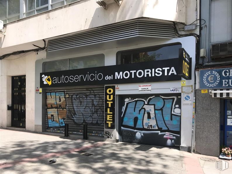 Retail for sale & for rent at Calle Bravo Murillo, Chamberí, Madrid, 28003 with building, window, facade, city, art, font, road, sidewalk, graffiti and house around