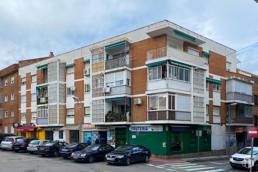 Local en venta en Zona Casco Antiguo, Majadahonda, Madrid, 28220 con coche, vehículo terrestre, cielo, rueda, edificio, vehículo, neumático, ventana, nube y propiedad alrededor