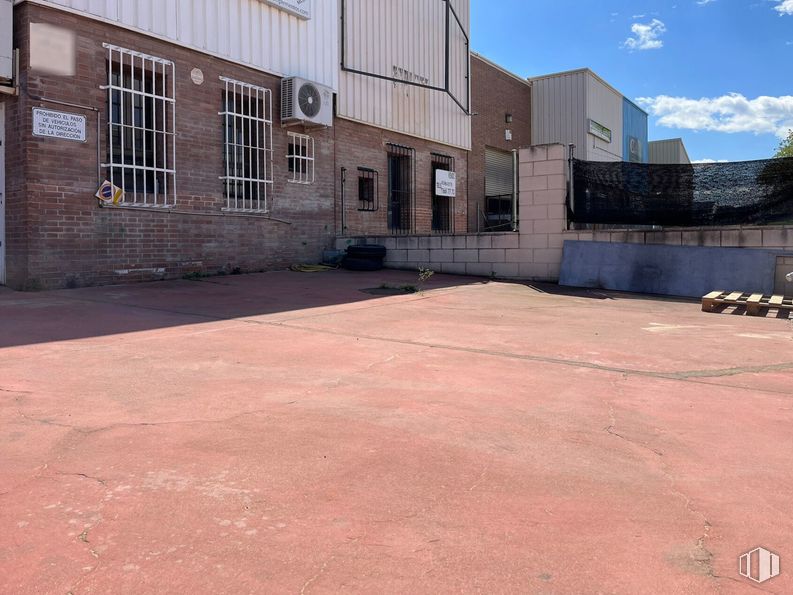 Nave en venta en Polígono Industrial Santa Ana, Rivas-Vaciamadrid, Madrid, 28529 con ventana, edificio, cielo, nube, superficie de la carretera, asfalto, albañilería, ladrillo, zona residencial y puerta alrededor