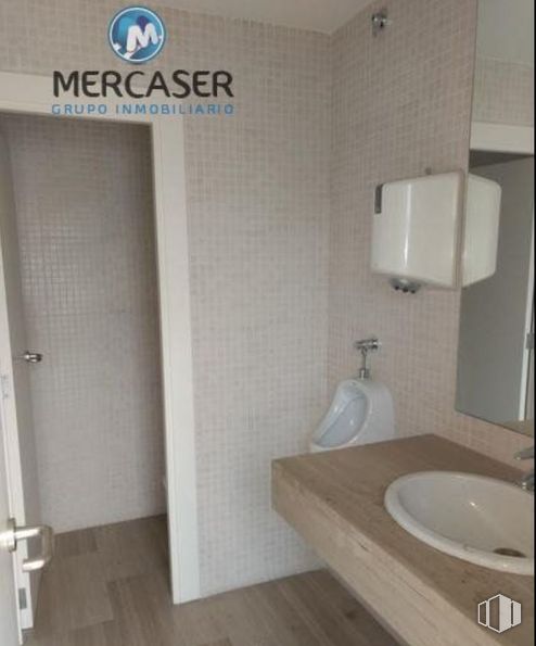 Retail for sale at Calle Presidente Felipe González, 4, Arganda del Rey, Madrid, 28500 with sink, countertop, property, bathroom sink, tap, plumbing fixture, bathroom, building, wood and fixture around