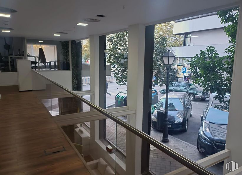 Retail for sale & for rent at Castellana/Salamanca, Salamanca, Madrid, 28006 with car, property, wheel, fixture, tire, building, vehicle, interior design, architecture and floor around