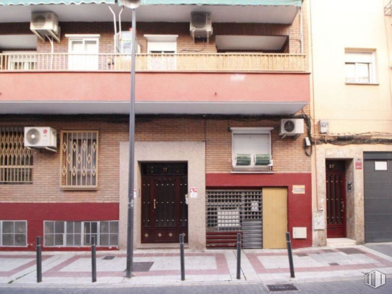 Retail for sale at Calle Salvador, 14, Getafe, Madrid, 28904 with window, door, building, property, architecture, wood, facade, city, urban design and brick around