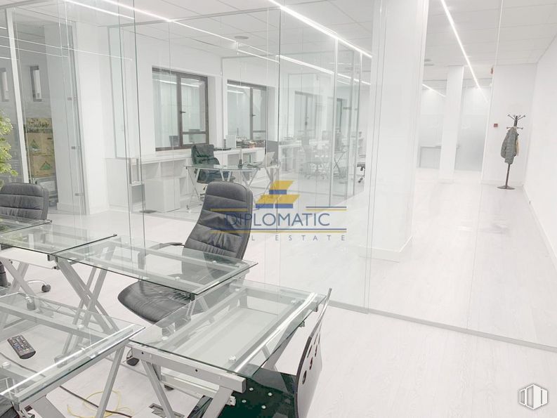 Office for sale & for rent at Zona Las Matas, Las Rozas de Madrid, Madrid, 28290 with chair, automotive design, plant, interior design, floor, material property, flooring, building, engineering and art around