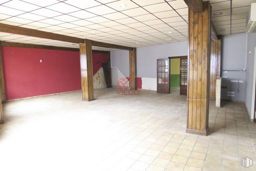 Retail for sale at Priego, Priego, Cuenca, 16800 with fixture, hall, floor, flooring, wood, composite material, ceiling, concrete, building material and event around