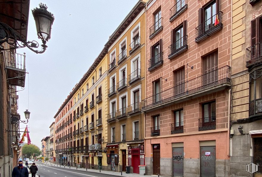 Local en venta en Calle Mayor, Centro, Madrid, 28013 con edificio, cielo, día, ventana, infraestructura, superficie de carretera, diseño urbano, luz de la calle, barrio y vía pública alrededor