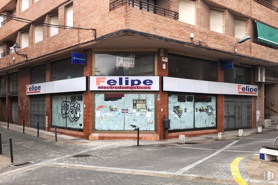 Retail for sale & for rent at Calle Santa Leocadia, 3, Talavera de la Reina, Toledo, 45600 with building, window, house, residential area, facade, city, metropolitan area, commercial building, road and road surface around