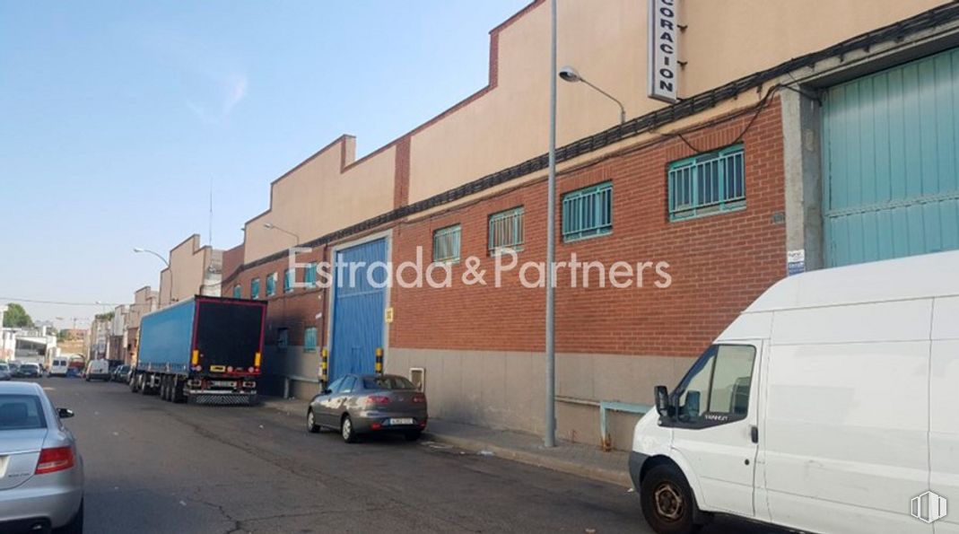 Nave en venta en Zona Industrial Fuenlabrada, Fuenlabrada, Madrid, 28947 con camioneta, coche, ventana, neumático, camión, edificio, luz de estacionamiento automotriz, rueda, vehículo y cielo alrededor