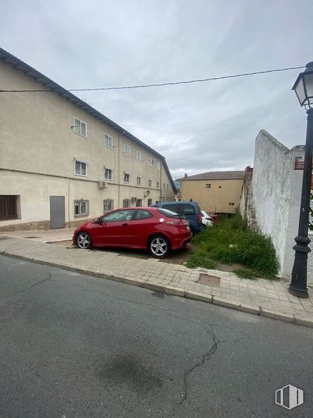 Land for sale at Calle Santa Teresa de Jesús, 7, Guadarrama, Madrid, 28440 with car, wheel, tire, automotive parking light, cloud, sky, vehicle, plant, automotive lighting and window around