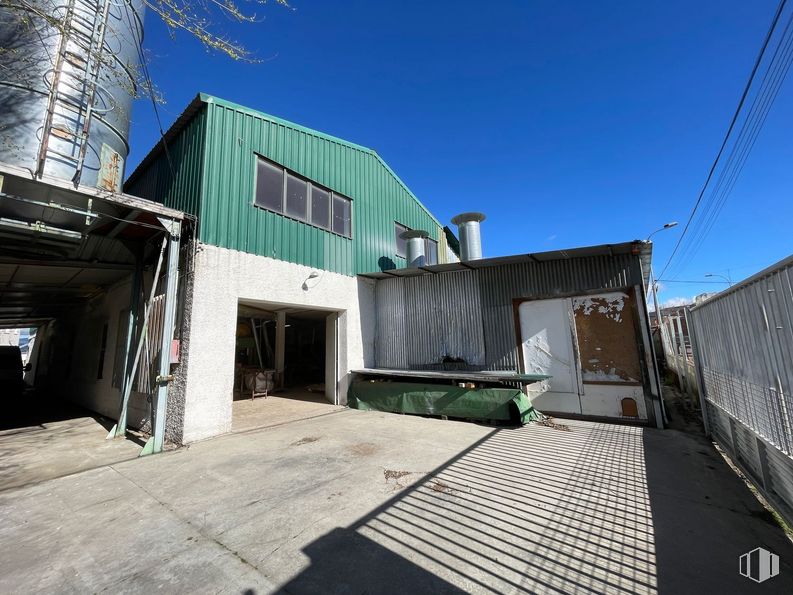 Nave en venta en Calle Anastasio Nieto, Collado Villalba, Madrid, 28400 con ventana, edificio, cielo, durante el día, asfalto, superficie de la carretera, zona residencial, fachada, diseño urbano y ciudad alrededor