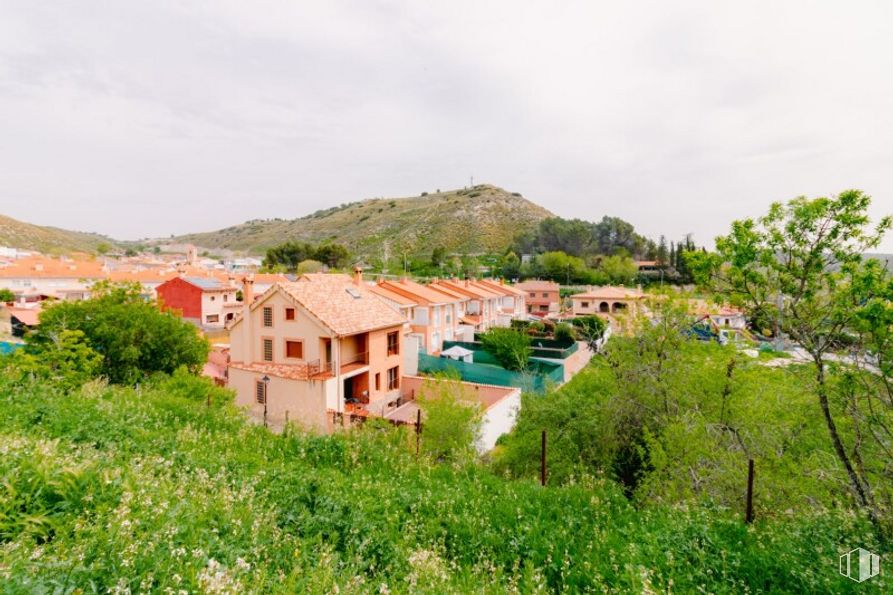 Land for sale at Calle San Roque, Valverde de Alcalá, Madrid, 28812 with house, sky, plant, cloud, plant community, building, natural landscape, tree, land lot and mountain around