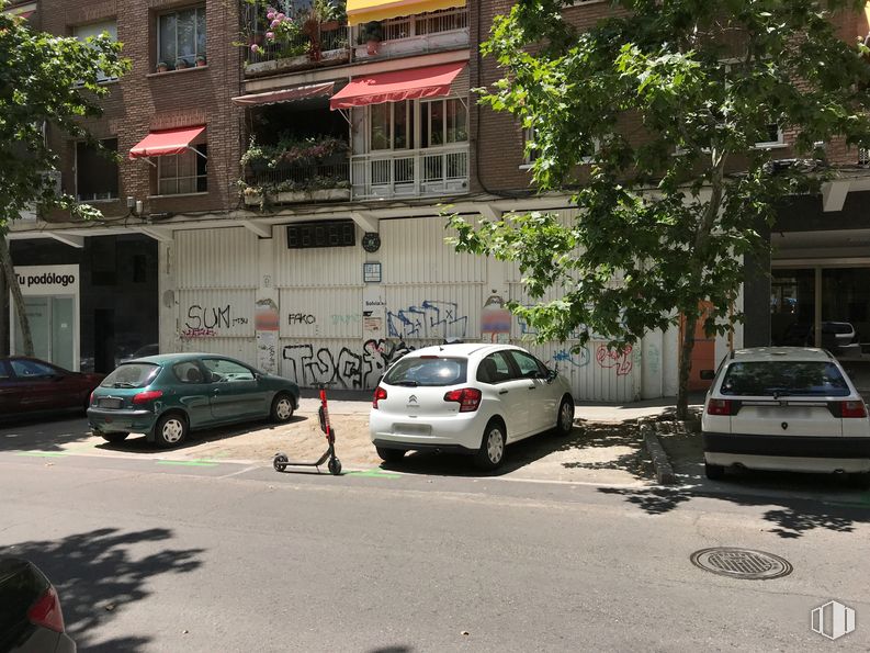 Retail for sale at Avenida Presidente Carmona, 10, Tetuán, Madrid, 28020 with car, building, window, land vehicle, wheel, vehicle, tire, vehicle registration plate, plant and motor vehicle around