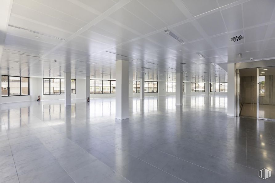 Office for rent at Edificio Castellana 66, Paseo Castellana, 66, Salamanca, Madrid, 28046 with flooring, floor, fixture, hall, symmetry, glass, space, event, transparent material and ceiling around