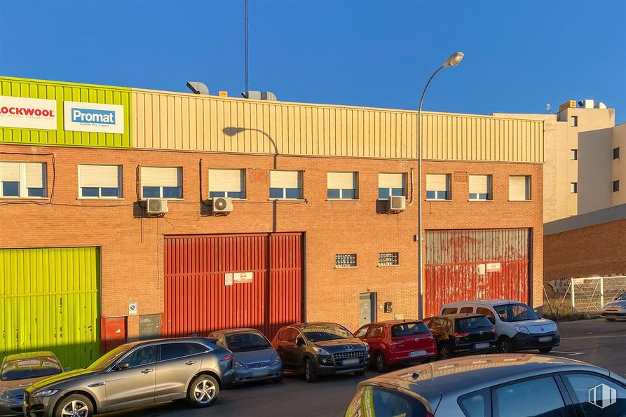 Industrial for rent at Zona Vallecas, Villa de Vallecas, Madrid, 28031 with car, wheel, automotive parking light, automotive lighting, commercial building, family car, parking, automotive tail & brake light, parking lot and mid-size car around