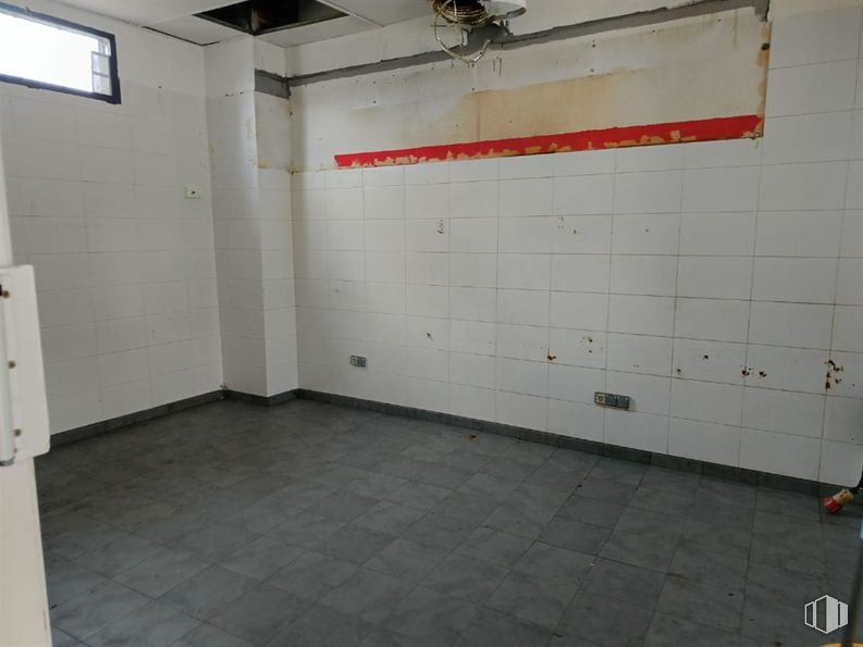 Retail for rent at Avenida Bulevar Entrepeñas, 1, Guadalajara, 19005 with flooring, floor, wall, composite material, ceiling, tile, grey, tile flooring, concrete and paint around