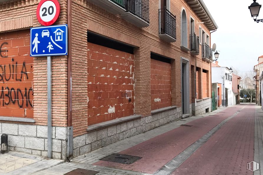 Local en alquiler en Calle Constitución, 9, Sevilla la Nueva, Madrid, 28609 con edificio, ventana, infraestructura, superficie de la carretera, ladrillo, albañilería, cielo, luz de la calle, pared y casa alrededor