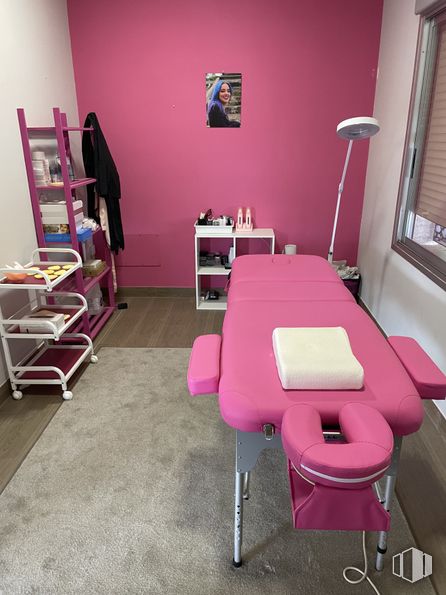 Local en alquiler en Avenida Madridejos, 47, Villacañas, Toledo, 45860 con alumbrado, cama, mueble, mesa, silla, morado, suelos, suelo, rosa y confort alrededor