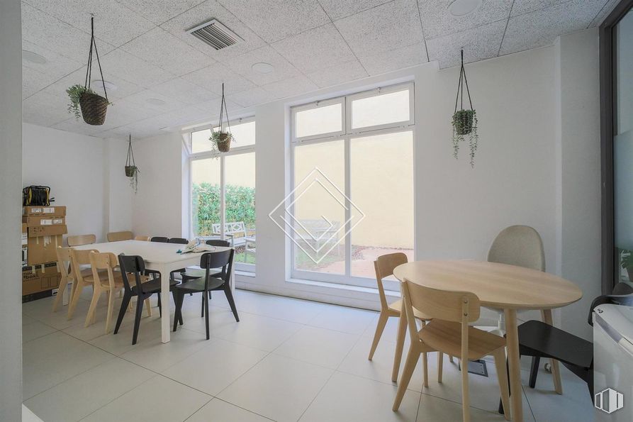 Oficina en alquiler en Zona Guindalera, Salamanca, Madrid, 28028 con silla, mesa de cocina y comedor, lámpara, alumbrado, ventana, mesa, mueble, madera, edificio y planta alrededor