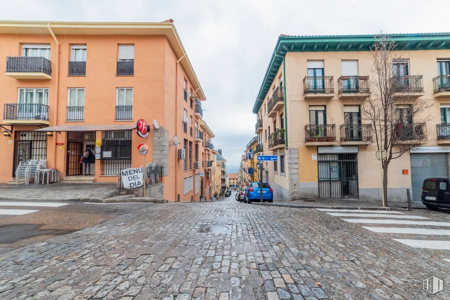 Retail for rent at Calle Pozas, 36, San Lorenzo de El Escorial, Madrid, 28200 with building, sky, window, daytime, car, infrastructure, road surface, cloud, vehicle and tree around