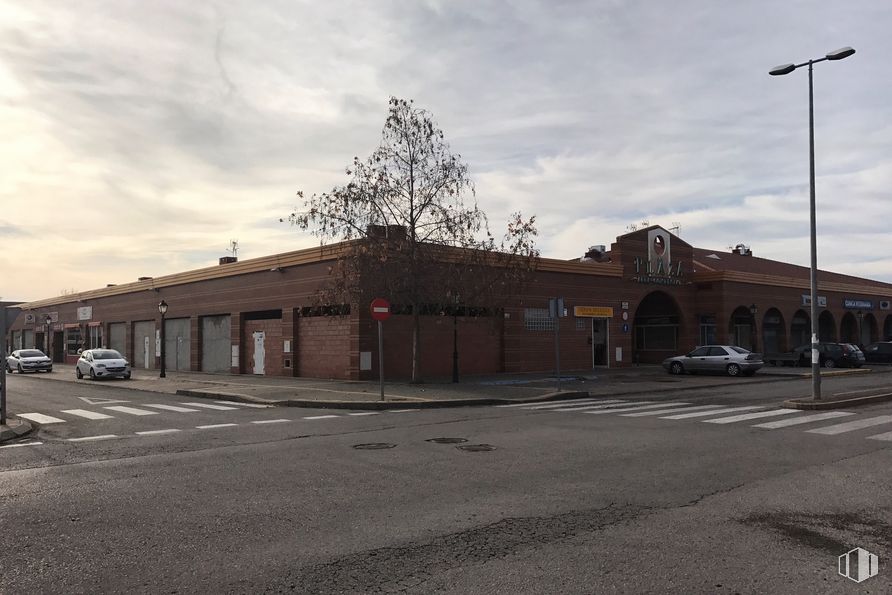 Local en alquiler y venta en Avenida España, 4, Villanueva de la Torre, Guadalajara, 19209 con edificio, nube, cielo, luz de la calle, vehículo, coche, superficie de carretera, rueda, asfalto y árbol alrededor