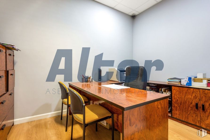 Office for sale at Calle Arroyo Bueno, Villaverde, Madrid, 28021 with chair, desk, cabinetry, table, furniture, building, wood, interior design, architecture and flooring around