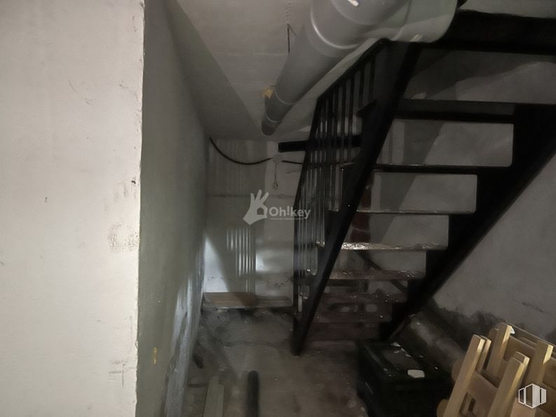 Local en venta en Urbanización Villafranca del Castillo, Villanueva de la Cañada, Madrid, 28691 con edificio, madera, escaleras, gris, suelo, suelos, casa, madera dura, techo y material compuesto alrededor