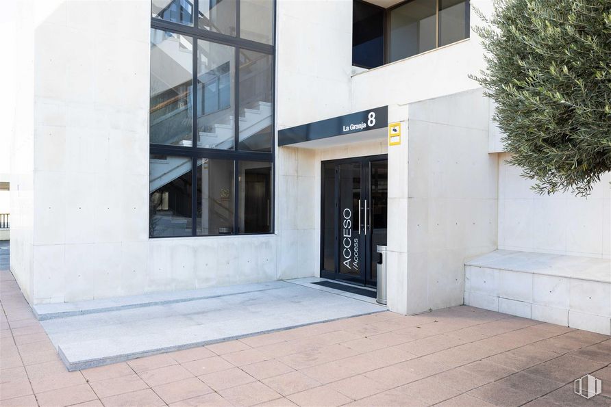 Oficina en alquiler en Calle La Granja, 8, Alcobendas, Madrid, 28100 con puerta, ventana, ebanistería, edificio, accesorio, superficie de la carretera, material compuesto, fachada, condominio y sombra alrededor