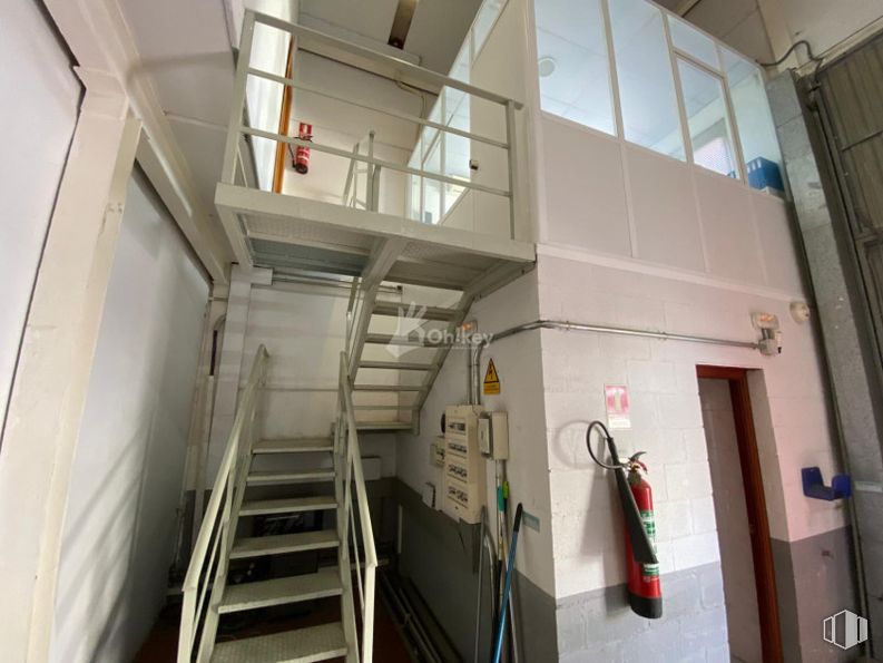 Industrial for sale at Calle Plomo, San Martín de la Vega, Madrid, 28330 with flooring, floor, ceiling, stairs, metal, glass, transparency, aluminium, steel and cleanliness around