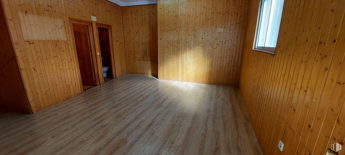 Retail for rent at Centro urbano, Manzanares el Real, Madrid, 28410 with window, bed, building, fixture, wood, interior design, flooring, hall, floor and wood stain around