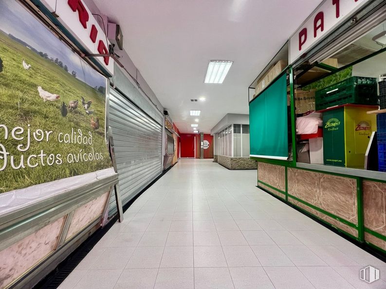 Retail for sale at Calle Juan Duque, Arganzuela, Madrid, 28005 with packaged goods, architecture, flooring, line, floor, metropolitan area, road, city, ceiling and public transport around