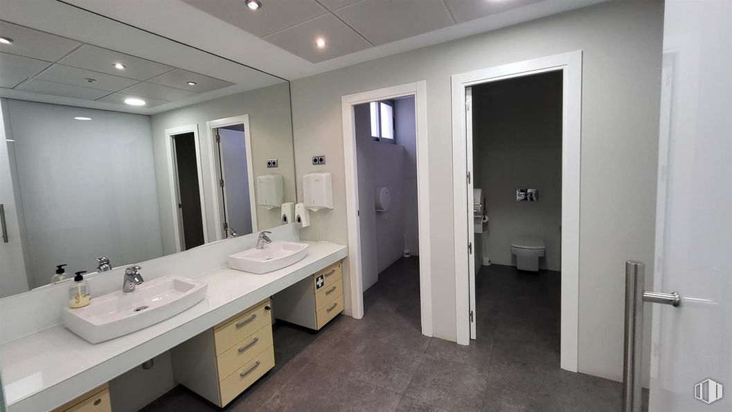 Oficina en alquiler en Edificio Cúspide, Paseo Castellana, 18, Salamanca, Madrid, 28046 con mueble de baño, fregadero, espejo, grifo, propiedad, accesorios de fontanería, lavabo, edificio, accesorio y cuarto de baño alrededor