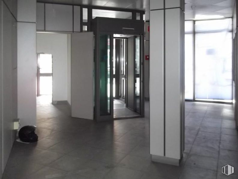 Retail for sale at Calle Alondra, Carabanchel, Madrid, 28025 with door, fixture, building, interior design, floor, flooring, hall, window, glass and ceiling around