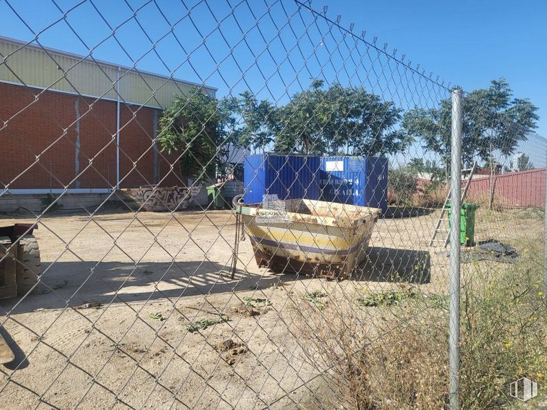 Land for rent at Zona industrial, Mejorada del Campo, Madrid, 28840 with building, plant, sky, fence, tree, mesh, land lot, wire fencing, road surface and composite material around