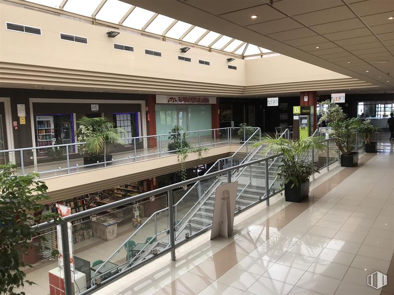 Retail for rent at Centro El Portachuelo, Colmenar Viejo, Madrid, 28770 with houseplant, commercial building, shopping mall, retail and headquarters around