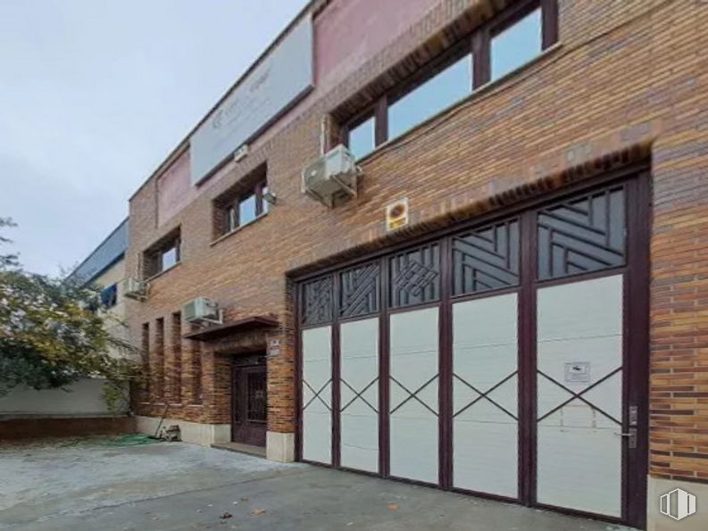 Nave en alquiler en Calle Juan de la Cierva, Móstoles, Madrid, 28936 con ventana, edificio, propiedad, cielo, accesorio, puerta, albañilería, madera, ladrillo y zona residencial alrededor