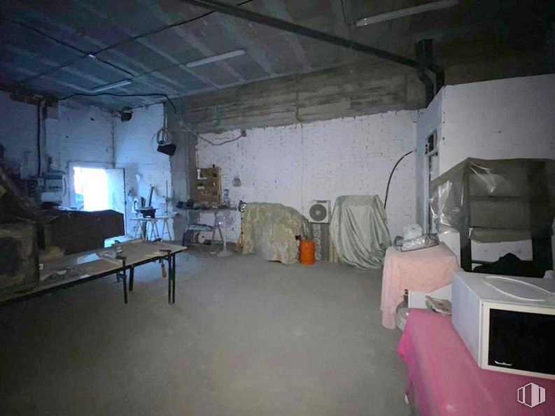 Local en venta en Calle Lonja de la Seda, 21, Carabanchel, Madrid, 28054 con mesa, equipaje y bolsos, propiedad, piso, suelo, gas, edificio, máquina, casa y techo alrededor