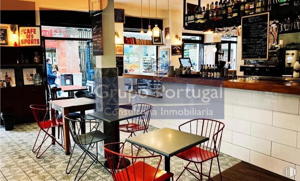 Retail for rent at Zona Centro, Centro, Madrid, 28005 with chair, restaurant, bar, kitchen & dining room table, cafeteria, houseplant and fast food restaurant around