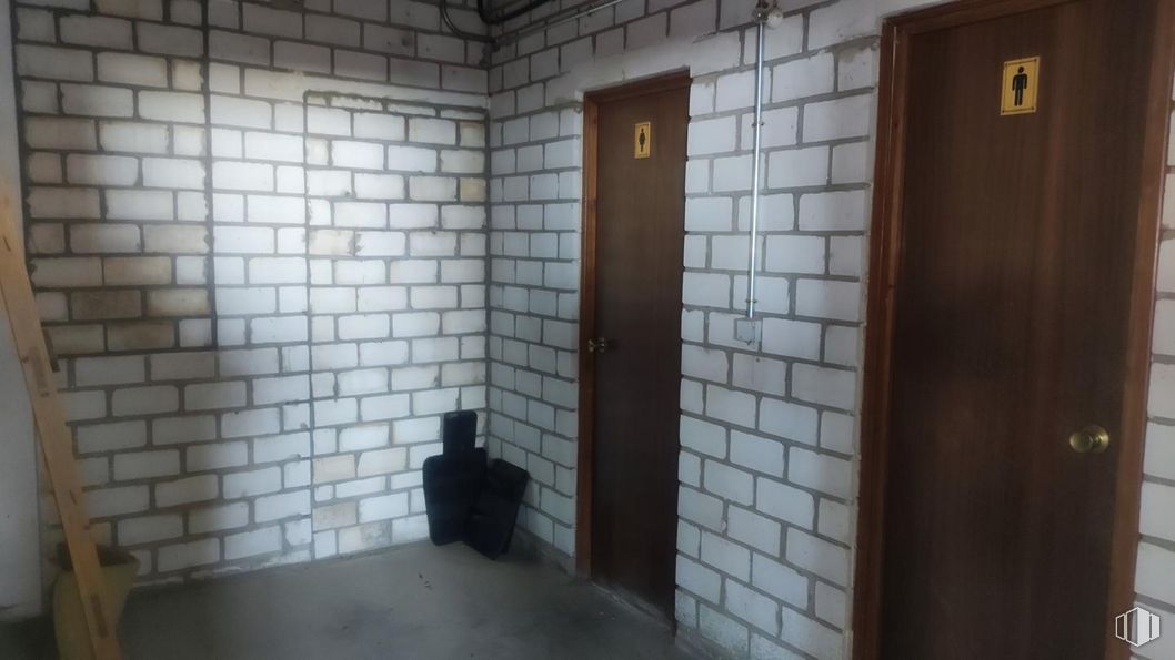 Industrial for sale at Casco urbano, Turleque, Toledo, 45789 with door, wood, fixture, floor, brick, brickwork, flooring, building, house and room around