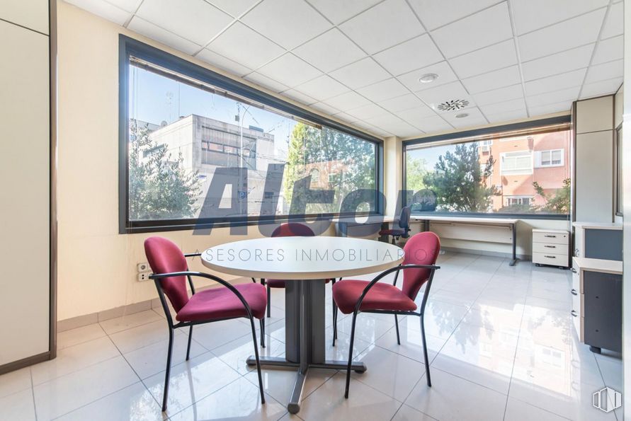 Local en venta en Calle Rocinante, Fuencarral - El Pardo, Madrid, 28034 con silla, mesa de centro, mesa de cocina y comedor, mesa, mueble, propiedad, edificio, ventana, planta y interiorismo alrededor