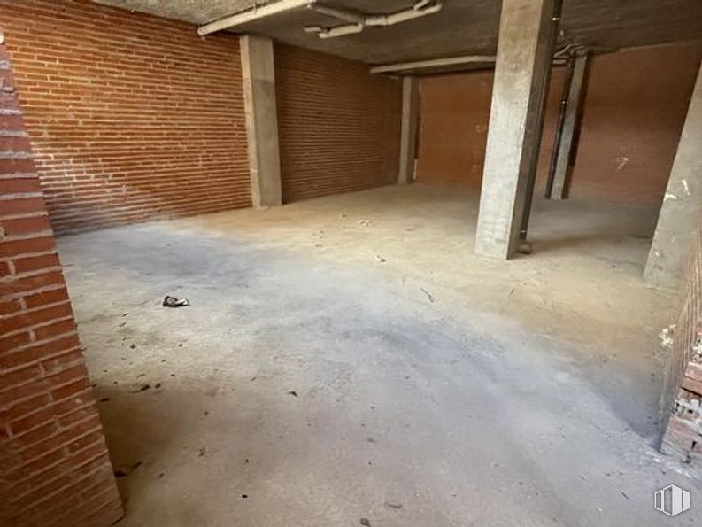 Retail for sale at Calle Presidente José María Aznar, 42, Arganda del Rey, Madrid, 28500 with wood, brickwork, flooring, building material, floor, brick, hardwood, hall, beam and composite material around