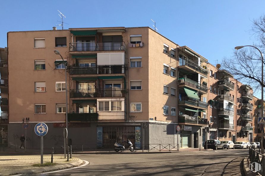 Retail for sale at Calle Clara Campoamor, 13, Carabanchel, Madrid, 28025 with building, sky, window, plant, tree, urban design, condominium, tower block, tire and commercial building around