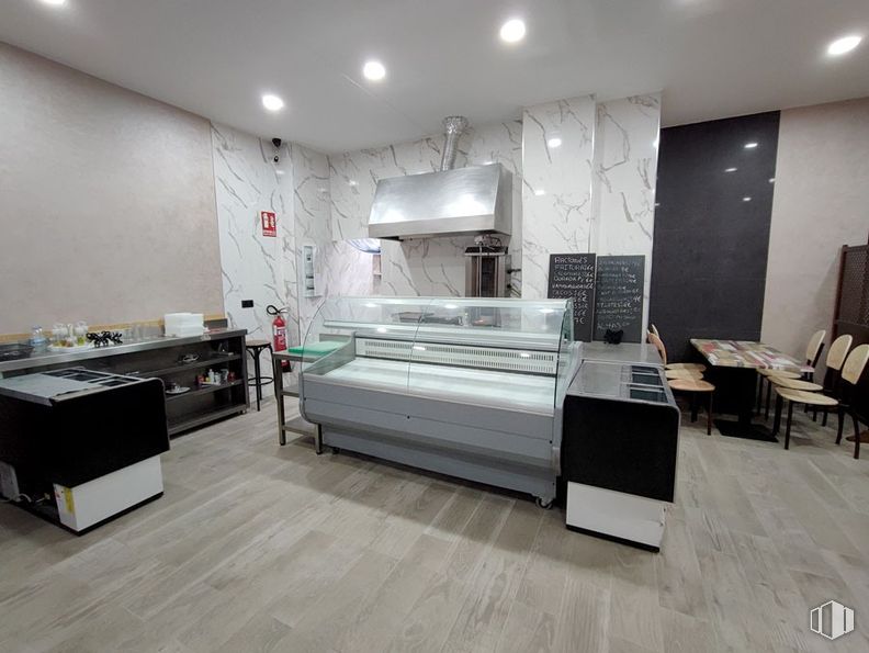 Local en venta en Calle Goya, Collado Villalba, Madrid, 28400 con sofá, silla, interiorismo, suelos, vitrina, techo, vidrio, restaurante, azulejo y comida alrededor