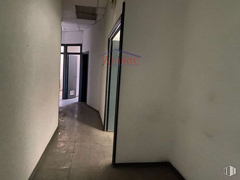 Retail for rent at Zona Adelfas, Retiro, Madrid, 28007 with fixture, hall, floor, flooring, glass, ceiling, composite material, plaster, aluminium and concrete around