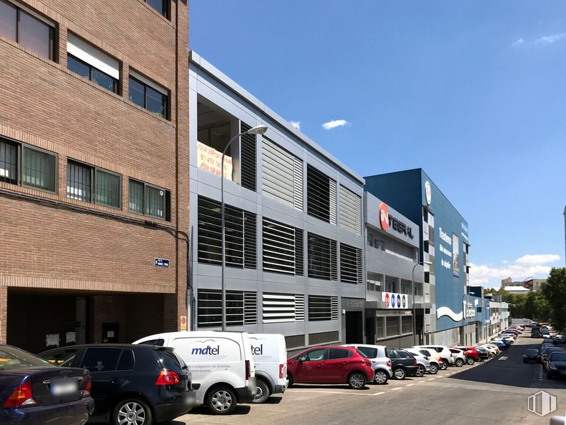 Oficina en alquiler en Calle Manuel Tovar, 36, Fuencarral - El Pardo, Madrid, 28034 con ventana, edificio, cielo, coche, vehículo, nube, condominio, exterior automotriz, edificio comercial y vehículo de motor alrededor