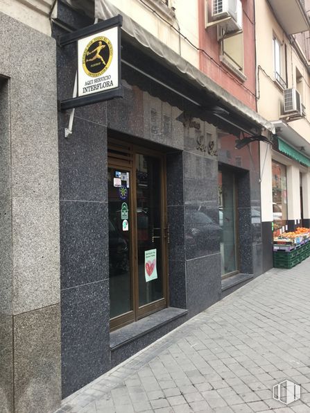 Retail for rent at Calle Valderribas, 24, Retiro, Madrid, 28007 with door, window, fixture, flowerpot, building, facade, houseplant, sidewalk, road surface and city around