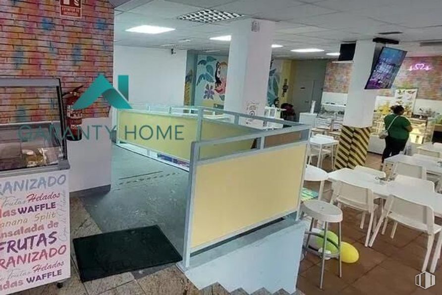 Retail for rent at Barrio Numancia, Puente de Vallecas, Madrid, 28038 with person, clothing, stool, table, chair, furniture, interior design, floor, flooring and building around