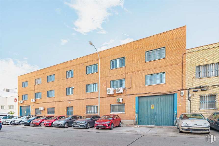 Industrial for sale & for rent at Calle Herreros , 8, Getafe, Madrid, 28906 with car, building, window, automotive parking light, automotive exterior, automotive lighting, apartment, family car, parking and luxury vehicle around