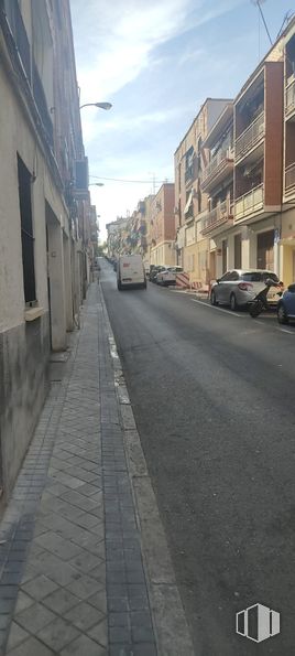 Retail for sale at Calle Antonio Prieto, Usera, Madrid, 28026 with car, land vehicle, building, window, infrastructure, sky, vehicle, tire, road surface and wheel around